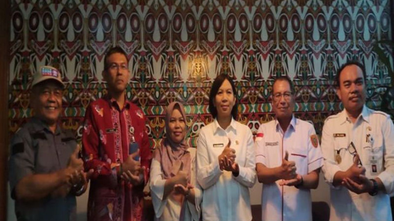 Sekretaris Kwarda Gerakan Pramuka Kalteng Akhmad Husain (kedua kanan) berfoto bersama dengan pengurus kwarda setempat jelang KBN Nasional 2022 di Palangka Raya, Rabu (14/12/2022). ANTARA/Adi Wibowo
