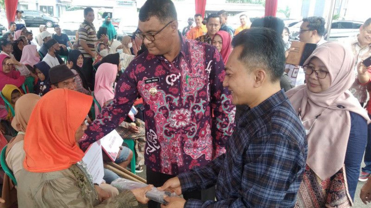 Pj Bupati Bengkulu Tengah saat menyalurkan bantuan ke penyandang disabilitas. ANTARA/Anggi Mayasari