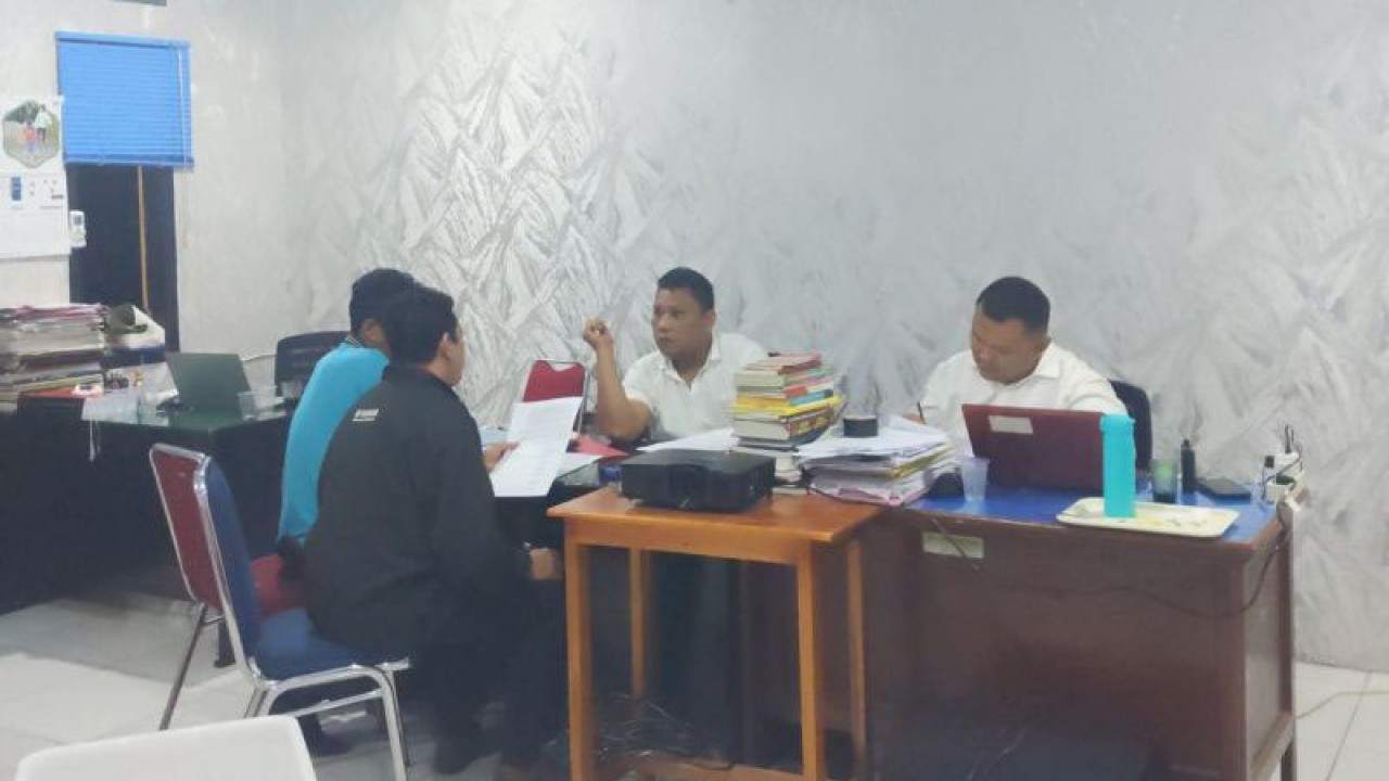 Tersangka SE saat dilakukan pemeriksaan oleh anggota Polres Bengkulu Tengah. ANTARA/Anggi Mayasari