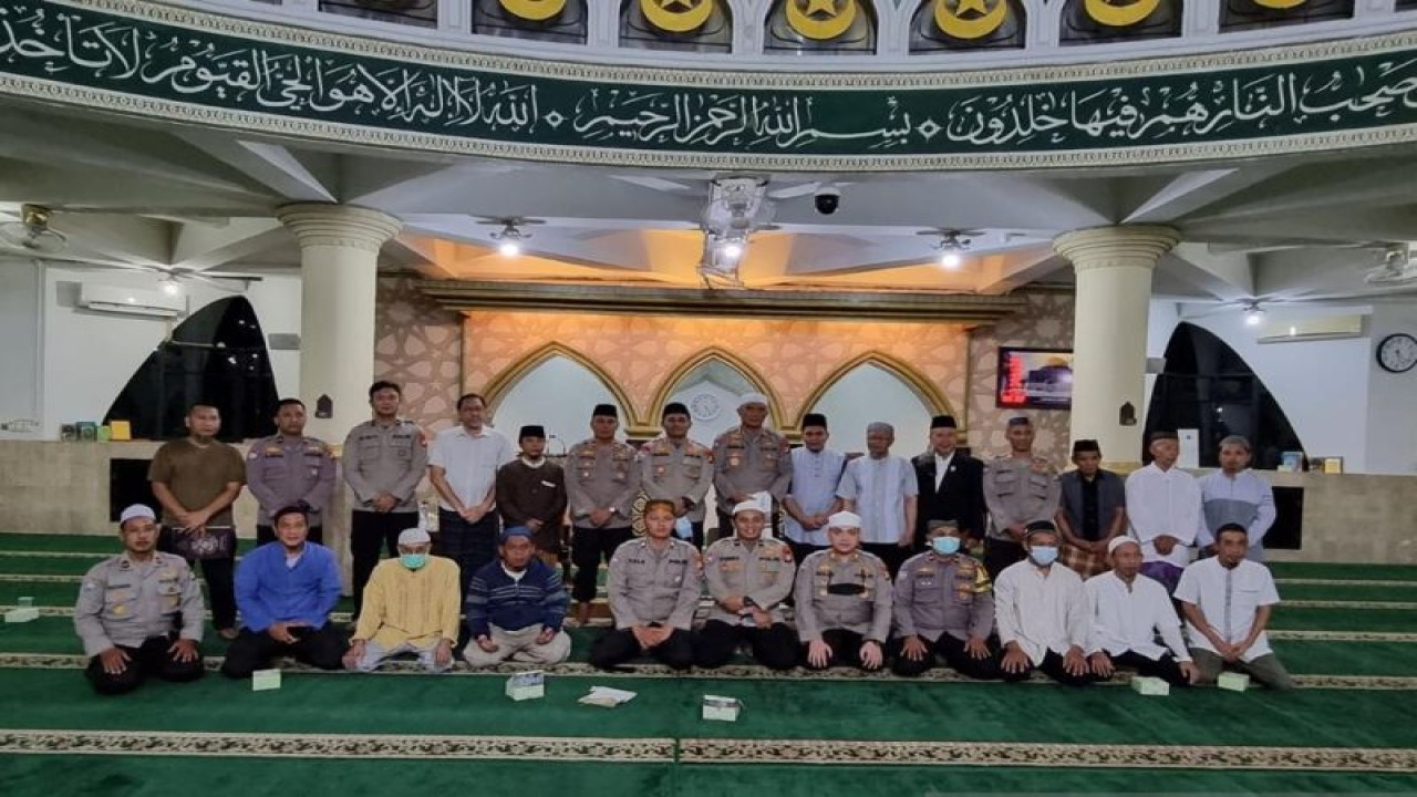 Direktorat Pembinaan Masyarakat Polda Metro Jaya menyambangi warga Bendungan Hilir, Jakarta Pusat, dalam rangka silaturahmi dan pengecekan sistem kamtibmas. ANTARA/HO-Polda Metro Jaya