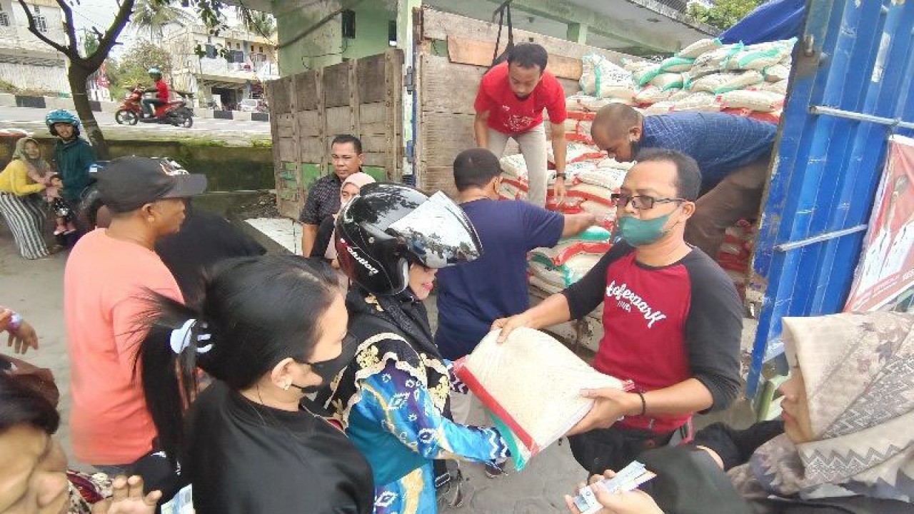 Penjualan beras subsidi di kawasan Pasar Kahayan Palangka Raya, Rabu, (28/12/2022). (ANTARA/Muhammad Arif Hidayat)