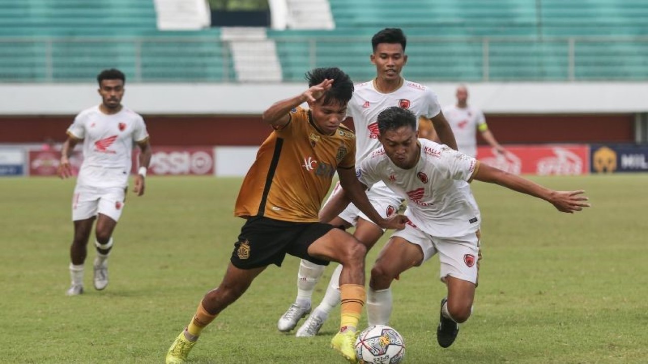 Pesepak bola Bhayangkara FC Kasim Botan (kiri) mencoba melewati pesepak bola PSM Makassar Akbar Tanjung (kanan) saat pertandingan Liga 1 di Stadion Maguwoharjo, Sleman, DI Yogyakarta, Senin (12/12/2022). ANTARA FOTO/Hendra Nurdiyansyah/hp. (Antara Foto/Hendra Nurdiyansyah)