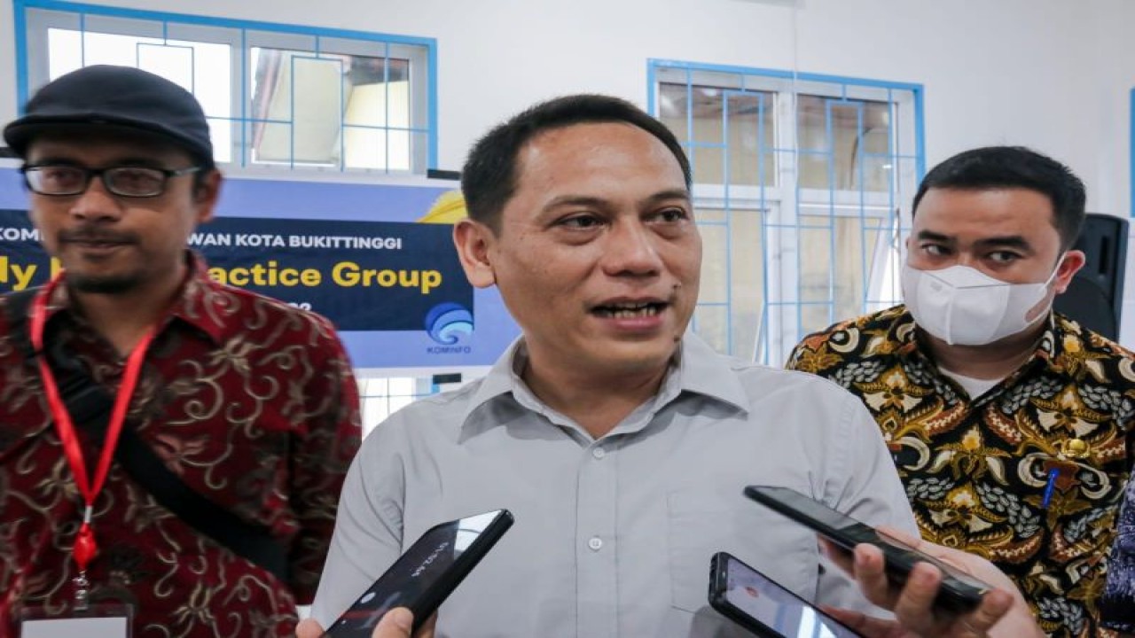 Kadis Kominfo Kota Medan Arrahman Pane menjawab wartawan usai menerima peserta Study Best Practice di Medan, Sumatera Utara, Kamis (1/12/2022). (ANTARA/HO-Diskominfo Kota Medan)