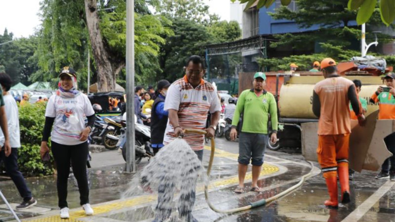 Aksi bersih-bersih sarana dan prasarana serta fasilitas umum jelang Natal 2022 dan Tahun Baru 2023 di Jalan Jati Baru Raya, Jakarta Pusat, Jumat (23/12/2022). ANTARA/HO-Pemerintah Kota Jakarta Pusat