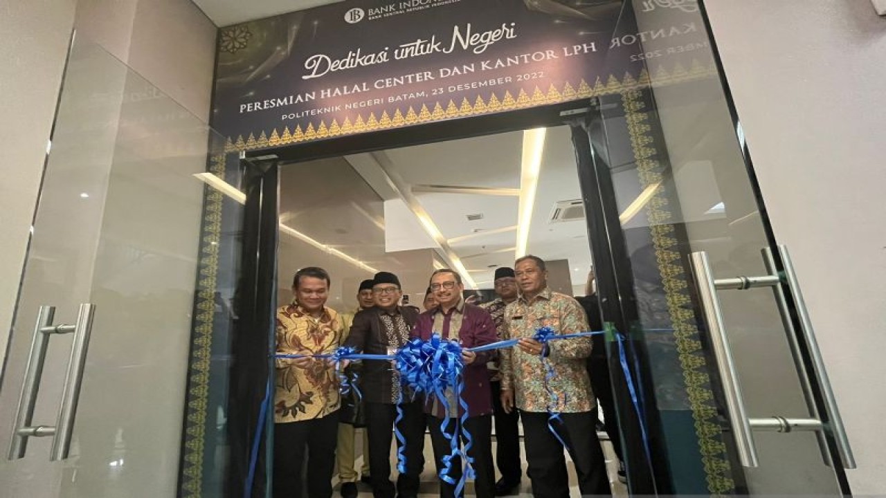 BI Kepri bersama Deputi Gubernur Bank Indonesia Juda Agung meresmikan Halal Center dukung percepatan sertifikasi bagi UMKM, Jumat (23/12/2022) (ANTARA/Jessica)
