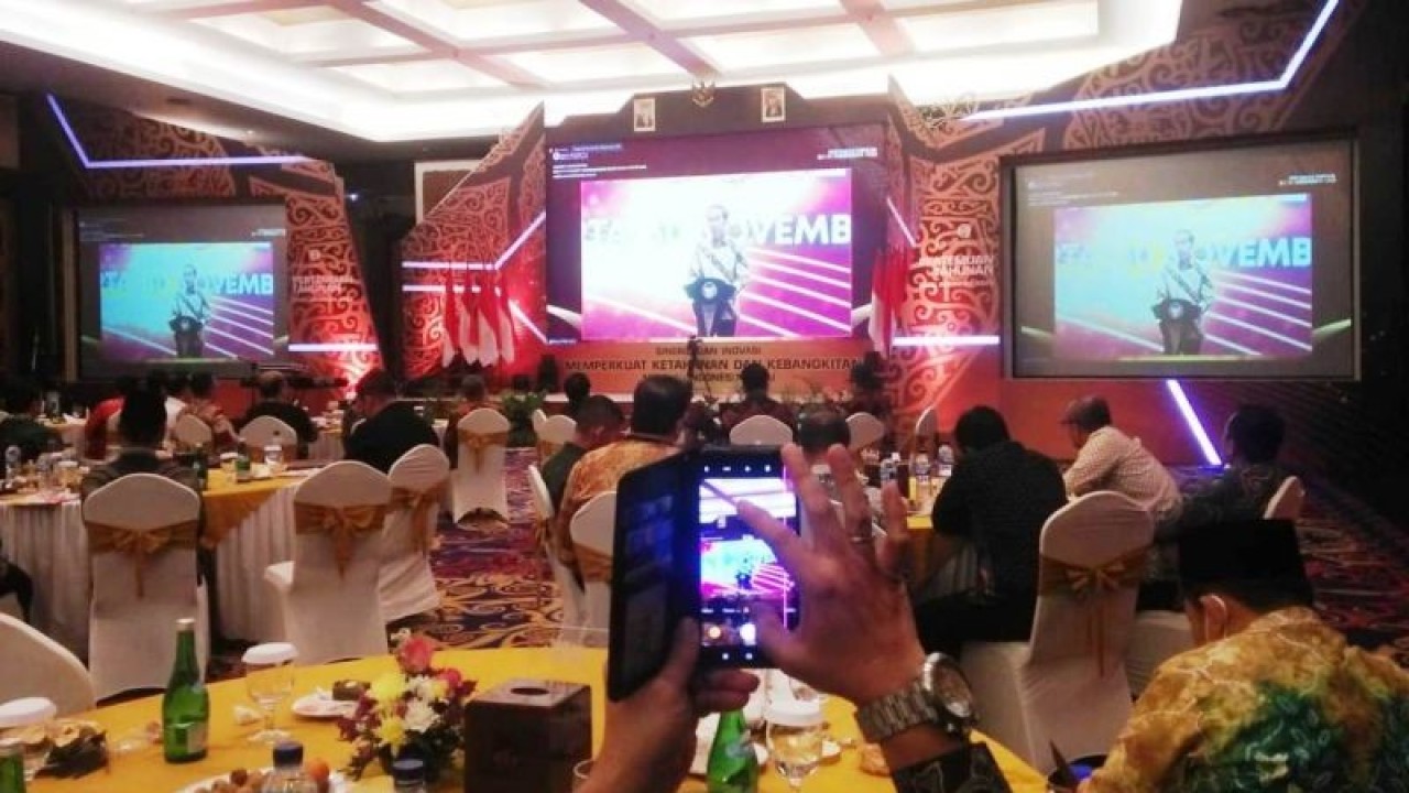 Seorang tamu sedang merekam pidato Presiden Joko Widodo secara daring, dalam Pertemuan Tahunan BI Kaltim di Kantor BI Kaltim di Samarinda, Rabu (30/11) (ANTARA/ M Ghofar)