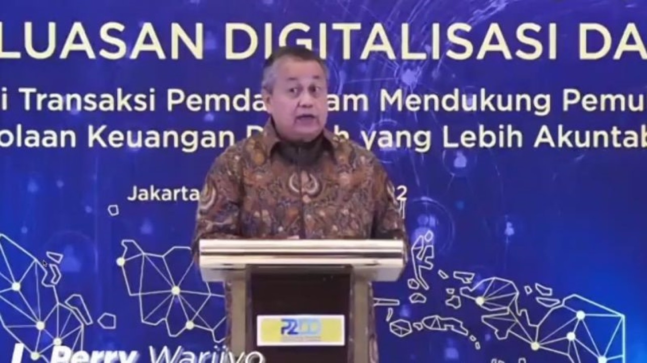 Tangkapan layar Gubernur Bank Indonesia (BI) Perry Warjiyo dalam sambutan Rakornas Tim Percepatan dan Perluasan Digitalisasi Daerah (TP2DD) dipantau daring di Jakarta, Selasa. (ANTARA/ Muhammad Heriyanto)