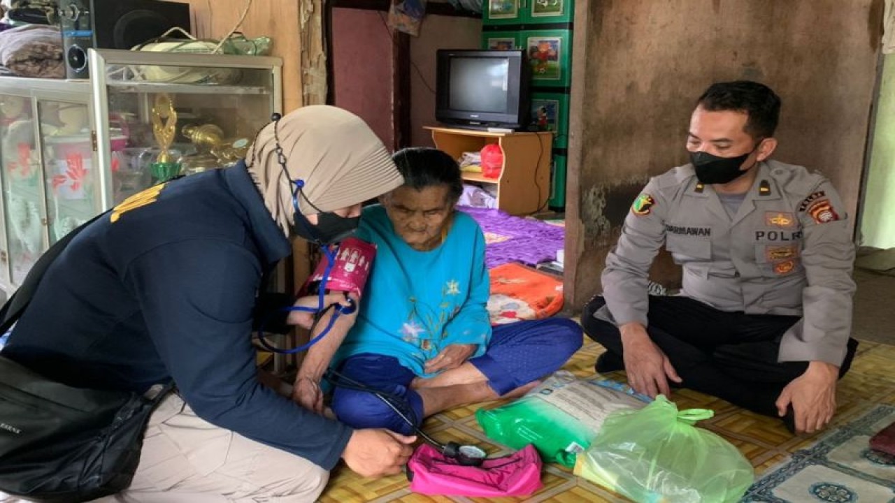 Biddokkes Polda Kalbar melakukan bakti sosial kesehatan dengan pengobatan gratis dan pembagian sembako untuk warga tidak mampu di Desa Sungai Ambangah, Kecamatan Sungai Raya, Kabupaten Kubu Raya, Kalimantan Barat. ANTARA/HO-Humas Polda Kalimantan Barat