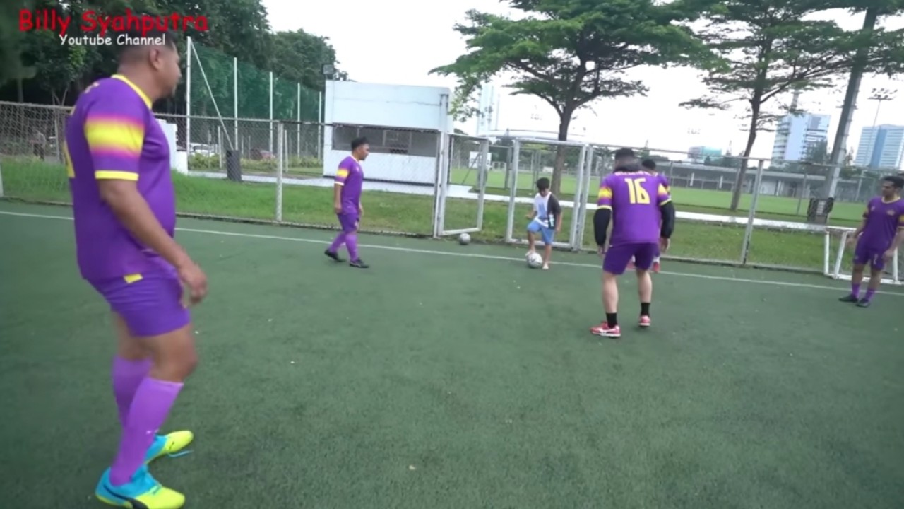 Billy Syahputra mengajak anak Nikita Mirzani bermain bola/Youtube
