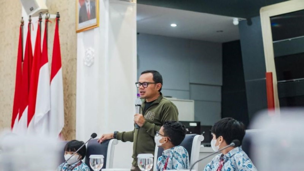Wali Kota Bogor Bima Arya Sugiarto saat memberikan paparan ketika kedatangan siswa-siswi Kinderfield Highfield yang berkunjung ke Balai Kota, Jalan Ir. H. Juanda, Kota Bogor, Selasa (13/12/2022). ANTARA/HO/Pemkot Bogor