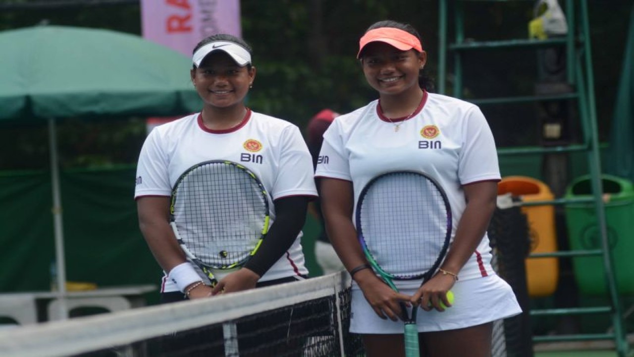 Petenis kembar binaan Badan Intelijen Negara (BIN) Tennis Club Fitriana Sabrina dan Fitriani Sabatini. (ANTARA/HO)