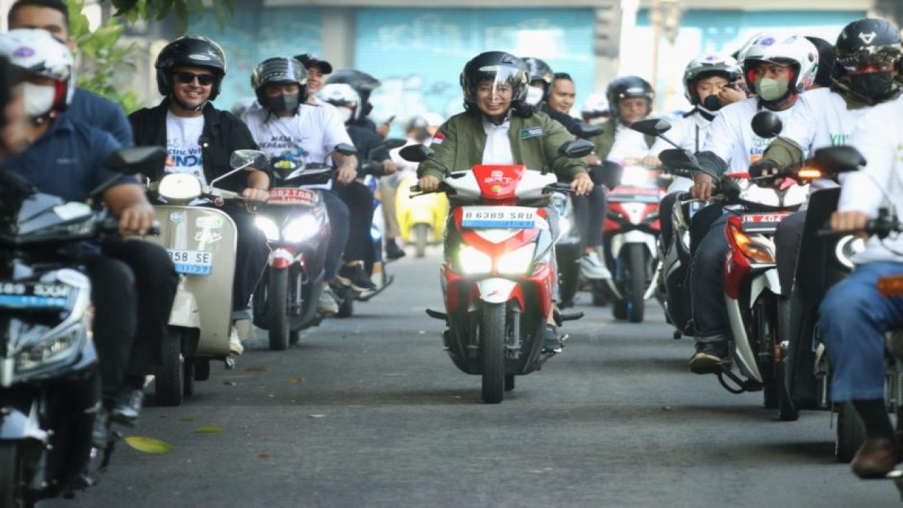 Menteri Pemberdayaan Perempuan dan Perlindungan Anak Bintang Puspayoga (tengah) bersama komunitas motor mengendarai motor listrik menyusuri jalan-jalan utama di Kota Bandung, Jawa Barat. (ANTARA/HO-Kemen PPPA)