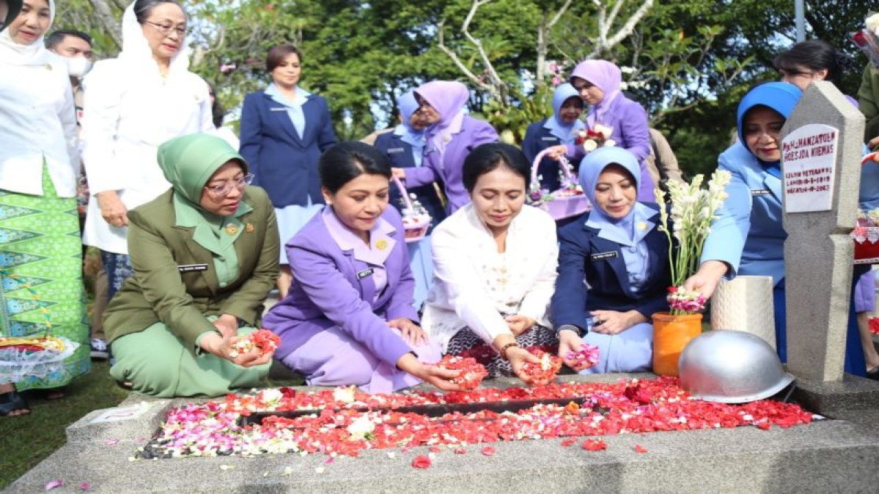 Menteri Pemberdayaan Perempuan dan Perlindungan Anak Bintang Puspayoga (tengah) saat berziarah dan tabur bunga di Taman Makam Pahlawan Kalibata, Jakarta pada Kamis (15/12/2022). (ANTARA/ HO-Kemen PPPA)