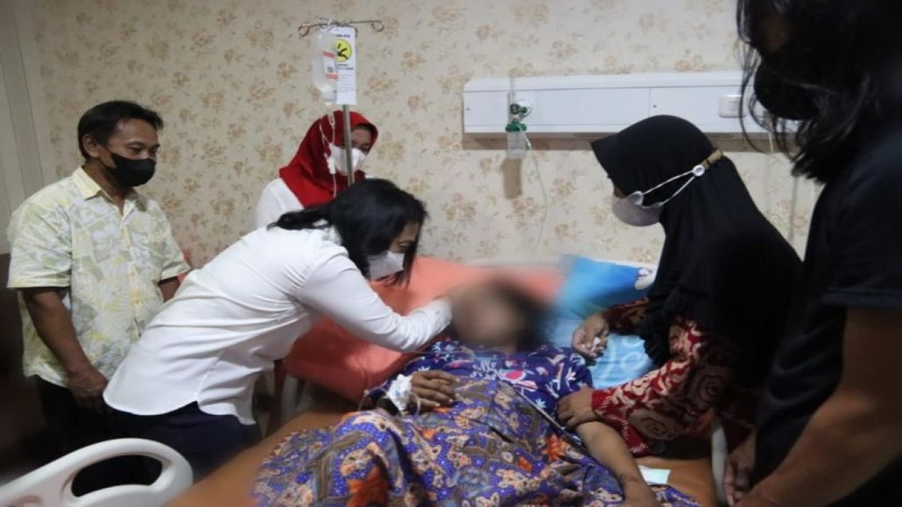 Menteri Pemberdayaan Perempuan dan Perlindungan Anak Bintang Puspayoga menjenguk Asisten Rumah Tangga (ART), korban kekerasan fisik dan psikis yang dirawat di RS Bhayangkara Said Sukanto, Jakarta. (ANTARA/ HO-Kemen PPPA)