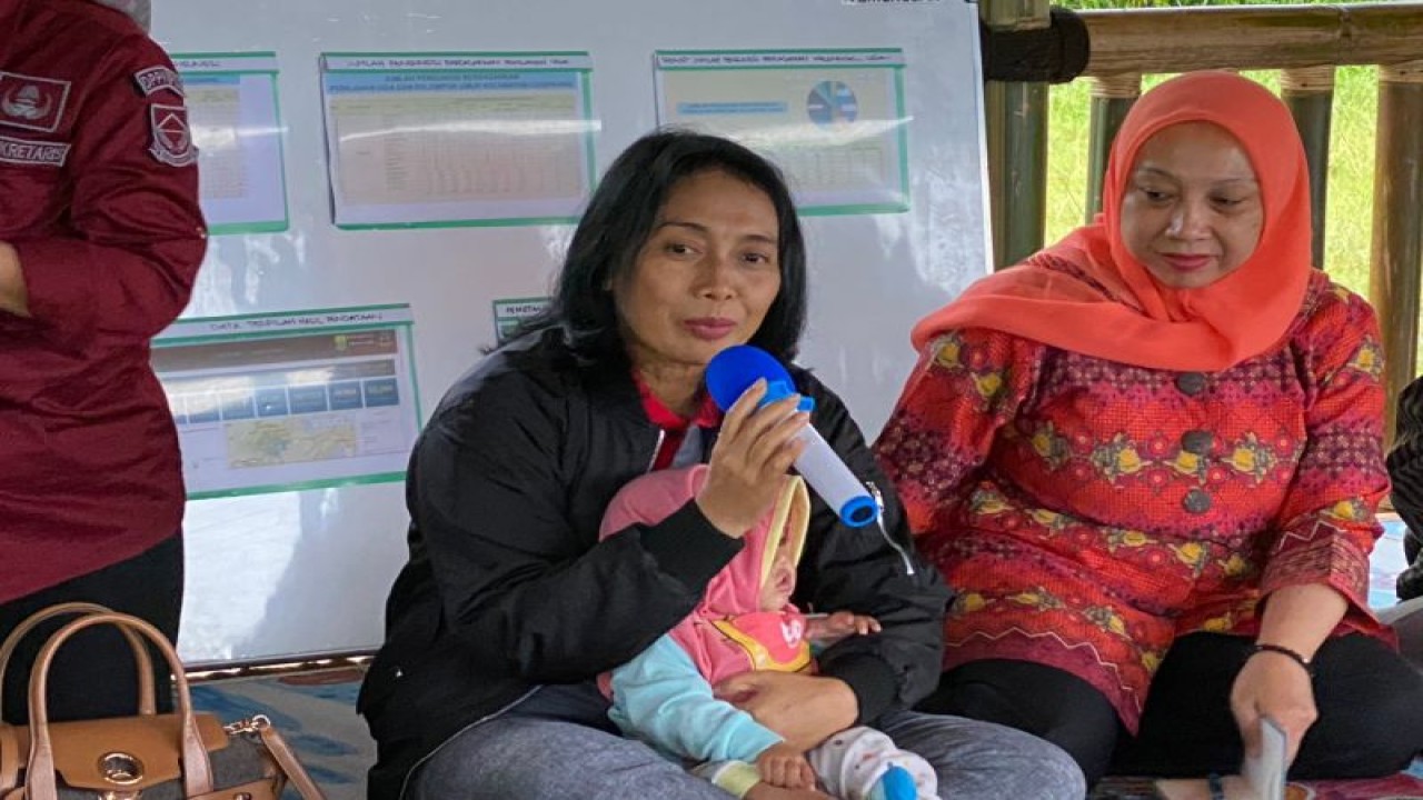 Menteri PPPA Bintang Puspayoga saat berdialog dengan korban terdampak gempa bumi Cianjur, Jawa Barat di saung SAPA ramah perempuan dan anak pada kamis (29/12/2022). (ANTARA/Hreeloita Dharma Shanti)