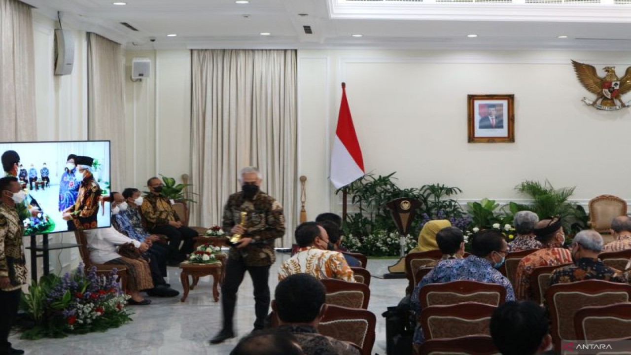 Senior Executive Vice President (SEVP) Human Capital dan Compliance Bio Farma Disril Revolin Putra Penghargaan Program Penilaian Peringkat Kinerja Perusahaan Dalam Pengelolaan Lingkungan (PROPER) kategori emas di Istana Wakil Presiden Jakarta pada Kamis (29/12/2022). (ANTARA/Desca Lidya Natalia)