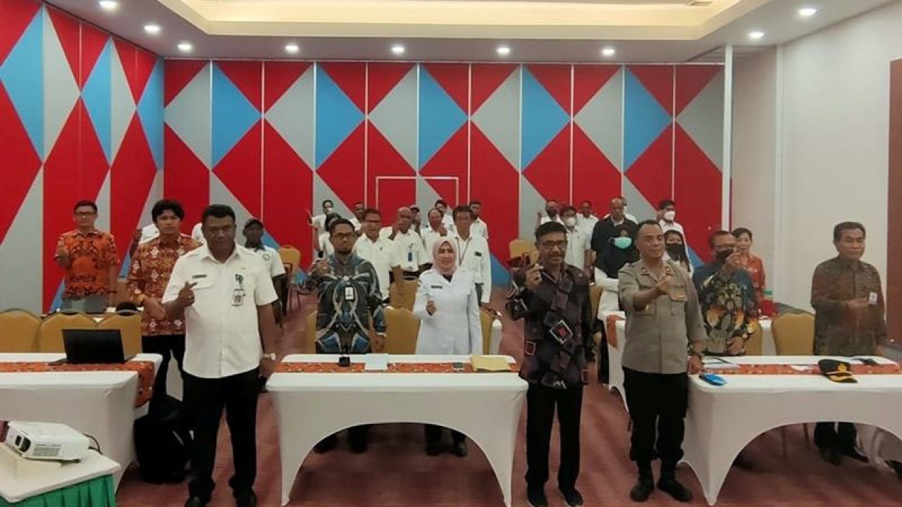 Dari kiri ke kanan, Sekda Jayawijaya Thony Mayor, Kepala BKKBN Provinsi Papua Nerius Auparay dan Wakapolres Jayawijaya. ANTARA/HO/Ajudan Sekda Jayawijaya