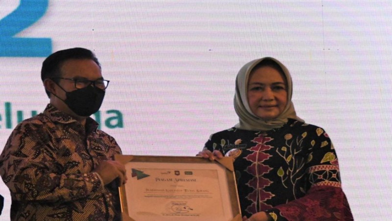 Kepala BKKBN Hasto Wardoyo saat memberikan penghargaan kepada Bupati Tulang Bawang Winarti pada Selasa (6/12/2022). (ANTARA/HO-BKKBN)