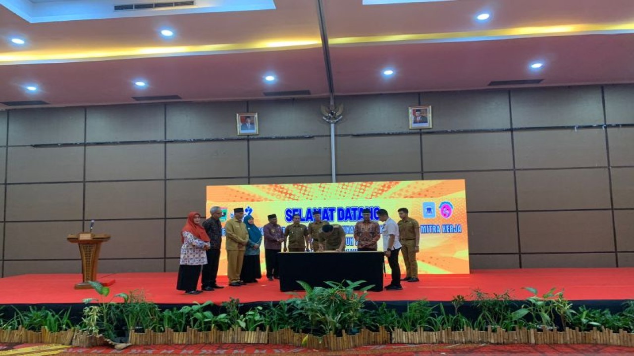 Sekretaris Utama  Badan Kependudukan Keluarga Berencana Nasional (BKKBN) Tavip Agus Rayanto bersama Gubernur Sumbar Mahyeldi dan sejumlah perwakilan kepala daerah dalam evaluasi TPPS Sumbar di Padang, Selasa (ANTARA/Mario SN)