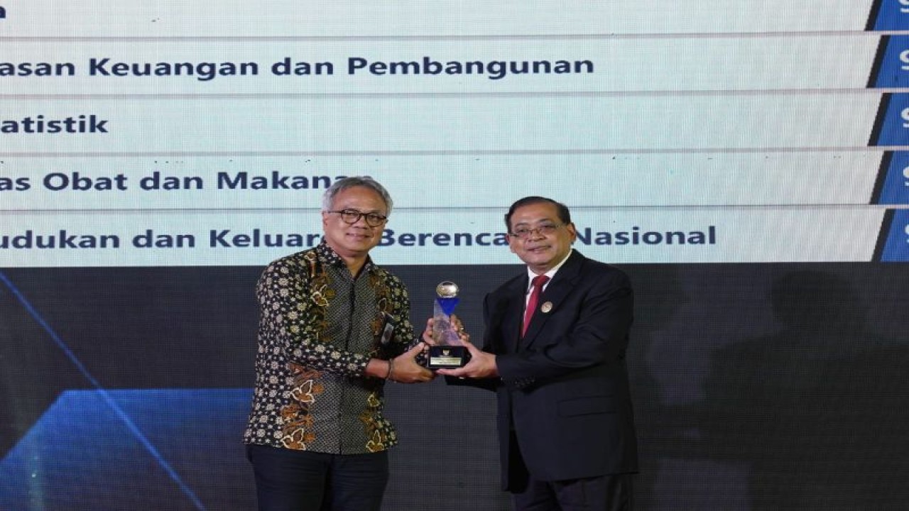 Sekretaris Utama BKKBN Tavip Agus Rayanto (kiri) menerima penghargaan untuk BKKBN dari Komisi Informasi Pusat dalam acara yang berlangsung di Tangerang, Banten, Rabu (14/12/2022). (ANTARA/HO-BKKBN)