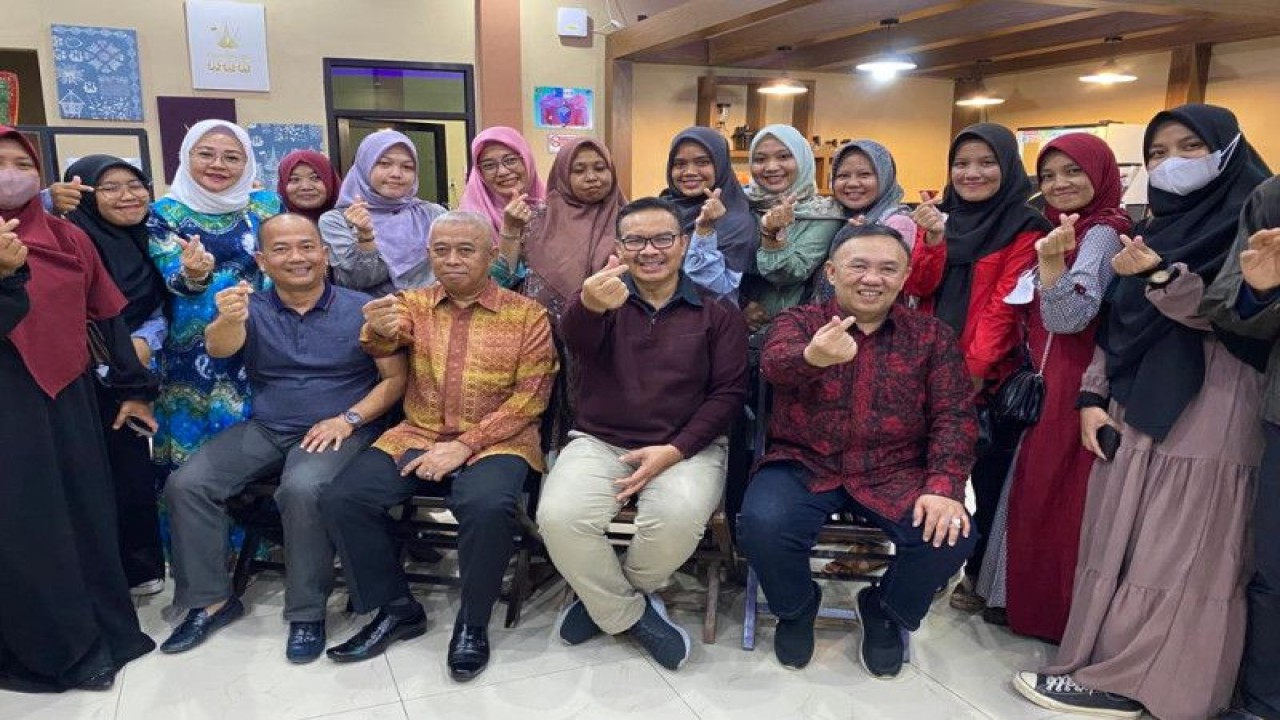 Kepala BKKBN Hasto Wardoyo (dua dari kanan depan) bersama PKK dan para Kader saat melakukan kunjungannya di Kabupaten Muara Enim, Sumsel pada Selasa (20/12/2022). (ANTARA/HO-BKKBN)