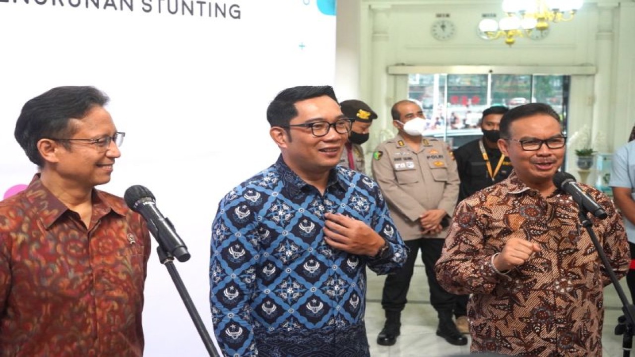 Menteri Kesehatan Budi Gunadi Sadikin (kiri) bersama Gubernur Jawa Barat Ridwan Kamil (tengah) dan Kepala BKKBN Hasto Wardoyo (kanan) menggelar konferensi pers terkait dengan acara "Jawa Barat Stunting Summit 2022" di Gedung Sate Bandung, Jabar, Rabu (14-12-2022). ANTARA/HO-BKKBN