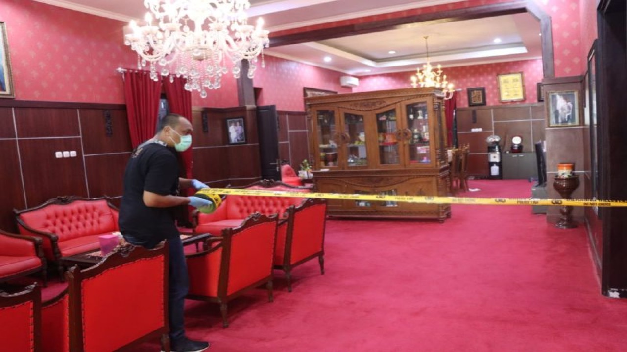 Petugas saat pengamanan di lokasi rumah dinas Wali Kota Blitar. ANTARA / HO-Polres Blitar Kota