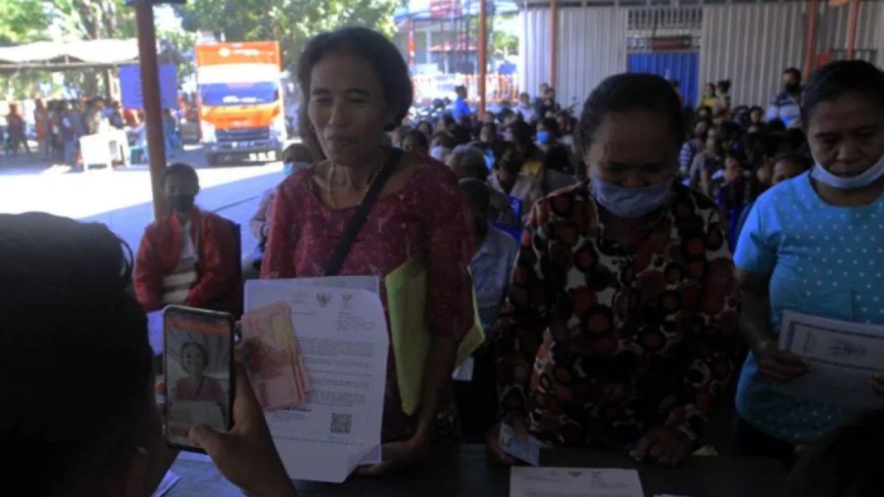 Warga menerima dana BLT BBM di Kantor Pos Cabang Kupang, Kota Kupang, NTT. ANTARA/Kornelis Kaha