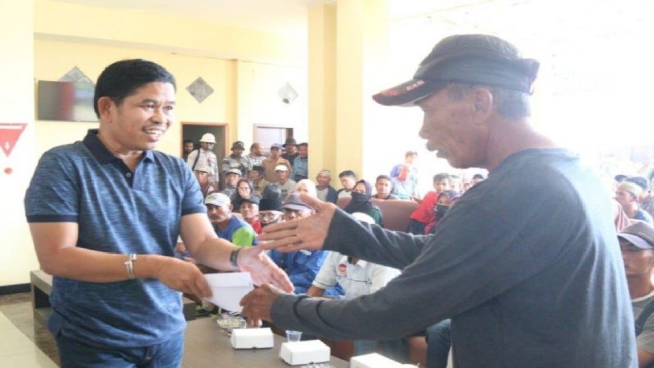 Ketua Gapasdap Kalimantan Timur Raup Muin (kiri) menyerahkan BLT kompensasi kenaikan harga BBM dari Pemerintah Kabupaten Penajam Paser Utara kepada penyedia jasa angkutan umum laut di Kabupaten Penajam Paser Utara. (ANTARA/HO Gapasdap)