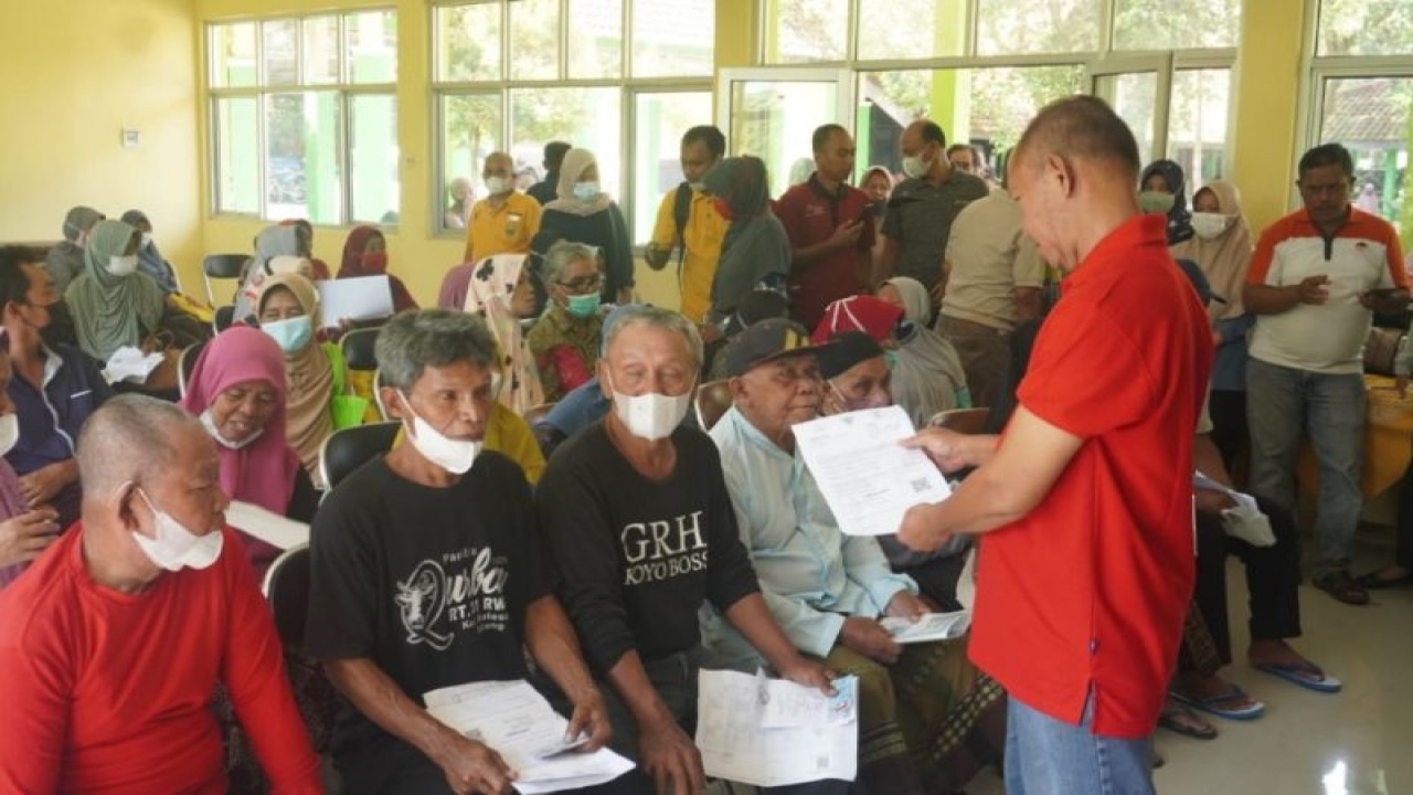 Para penerima bantuan langsung tunai (BLT) di Kabupaten Batang sedang menunggu antrean jadwal penerimaan bantuan. ANTARA/HO-Humas Kabupaten Batang