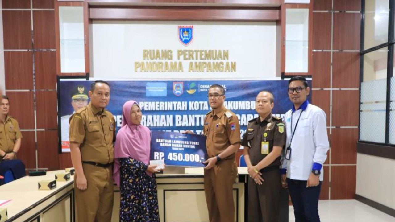 Pj Wali Kota Payakumbuh Rida Ananda menyerahkan Bantuan Langsung Tunai (BLT) Bahan Bakar Minyak (BBM) secara simbolis. (ANTARA/Akmal Saputra)