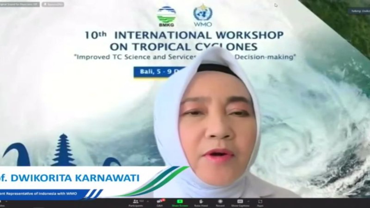 Kepala Badan Meteorologi, Klimatologi, dan Geofisika (BMKG), Dwikorita Karnawati dalam sambutannya dalam acara The Tenth WMO International Workshop on Tropical Cyclones (IWTC-10) secara daring di Bali, Selasa (6/12/2022). (Antara/HO-BMKG)