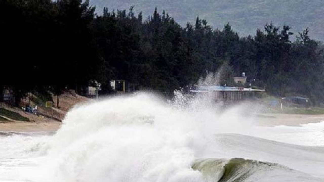 Ilustrasi - BMKG Kendari, Sulawesi Tenggara, menyebutkan dan mengimbau kepada masyarakat yang menggunakan jasa angkutan laut melintas di perairan Wakatobi agar berhati-hati karena tinggi gelombang mencapai 4-6 meter yang terjadi mulai 28-31 Desember 2022 pukul 20.00 Wita . (Foto ANTARA/HO-BMKG)