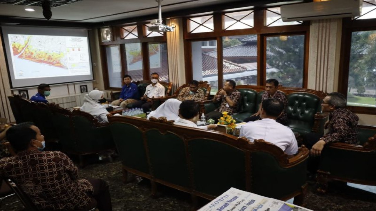 Bupati Bantul Abdul Halim Muslih bersama para Kepala Stasiun pada Badan Meteorologi Klimatologi dan Geofisika (BMKG) Yogyakarta di Ruang Bupati setempat, Kamis (29/12/2022) (ANTARA/HO-Humas Pemkab Bantul)