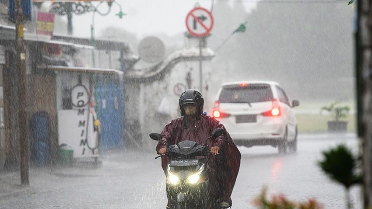 Pengendara sepeda motor menggunakan mantel saat hujan di kawasan Alun-alun Selatan, Yogyakarta, Selasa (8/11/2022). BMKG mengeluarkan peringatan dini potensi cuaca ekstrem di wilayah Daerah Istimewa Yogyakarta (DIY) berlaku tanggal 8-10 November 2022 dengan potensi curah hujan intensitas sedang-lebat yang dapat disertai kilat/petir menyusul adanya peningkatkan potensi pertumbuhan awan hujan di beberapa wilayah D.I Yogyakarta. ANTARA FOTO/Andreas Fitri Atmoko/TOM (Antara Foto/Andreas Fitri Atmoko)