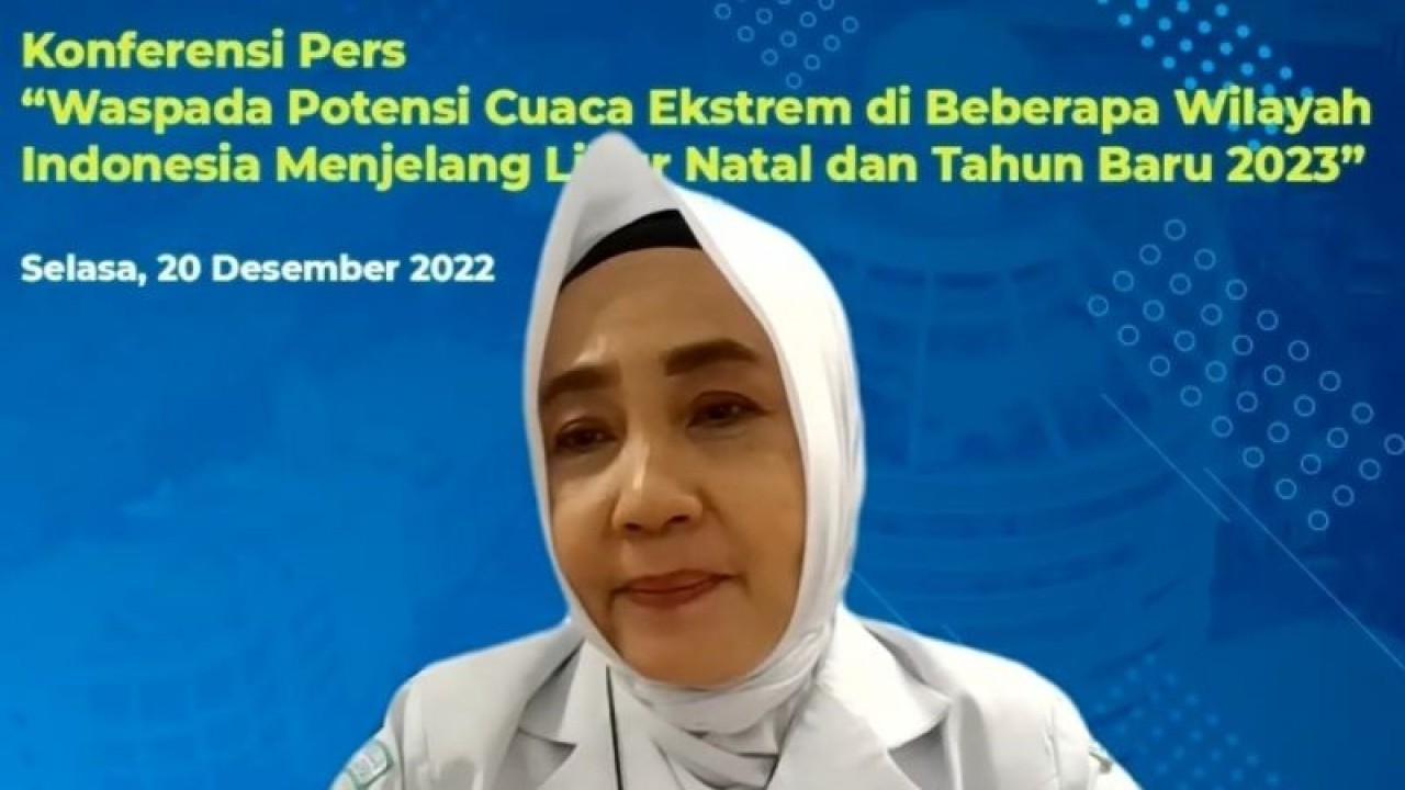 Tangkapan layar Kepala BMKG Dwikorita Karnawati dalam konferensi pers bertema "Waspada Potensi Cuaca Ekstrem di Beberapa Wilayah Indonesia Menjelang Libur Natal dan Tahun Baru 2023" di Jakarta, Selasa (20/12/2022). (ANTARA/ Zubi Mahrofi)