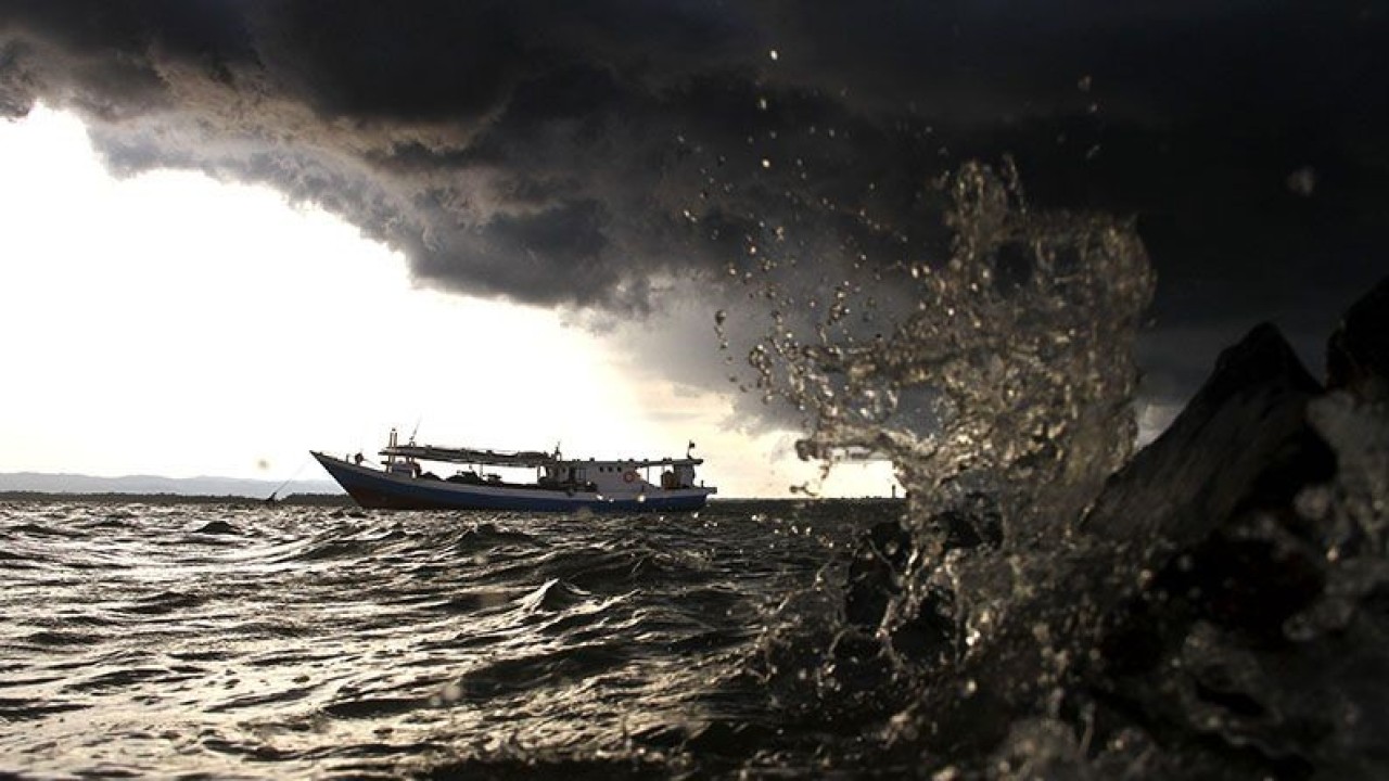 Ilustrasi - Perahu nelayan melintas ketika awan hitam menyelimuti kawasan Teluk Kendari, Sulawesi Tenggara. ANTARA FOTO/Ekho Ardiyanto/nz/aa. (ANTARAFOTO/EKHO ARDIYANTO)