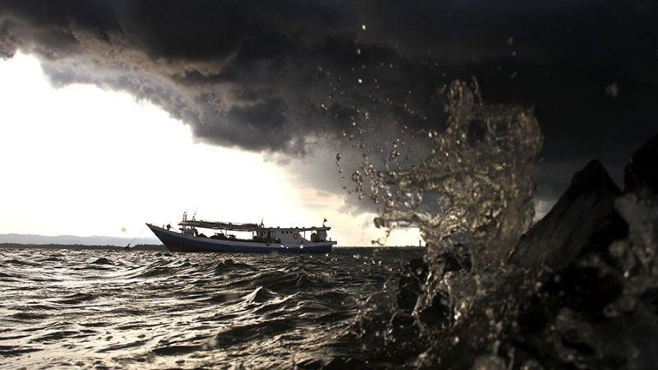 Ilustrasi - Perahu nelayan melintas ketika awan hitam menyelimuti kawasan Teluk Kendari, Sulawesi Tenggara. ANTARA FOTO/Ekho Ardiyanto/nz/aa. (ANTARAFOTO/EKHO ARDIYANTO)