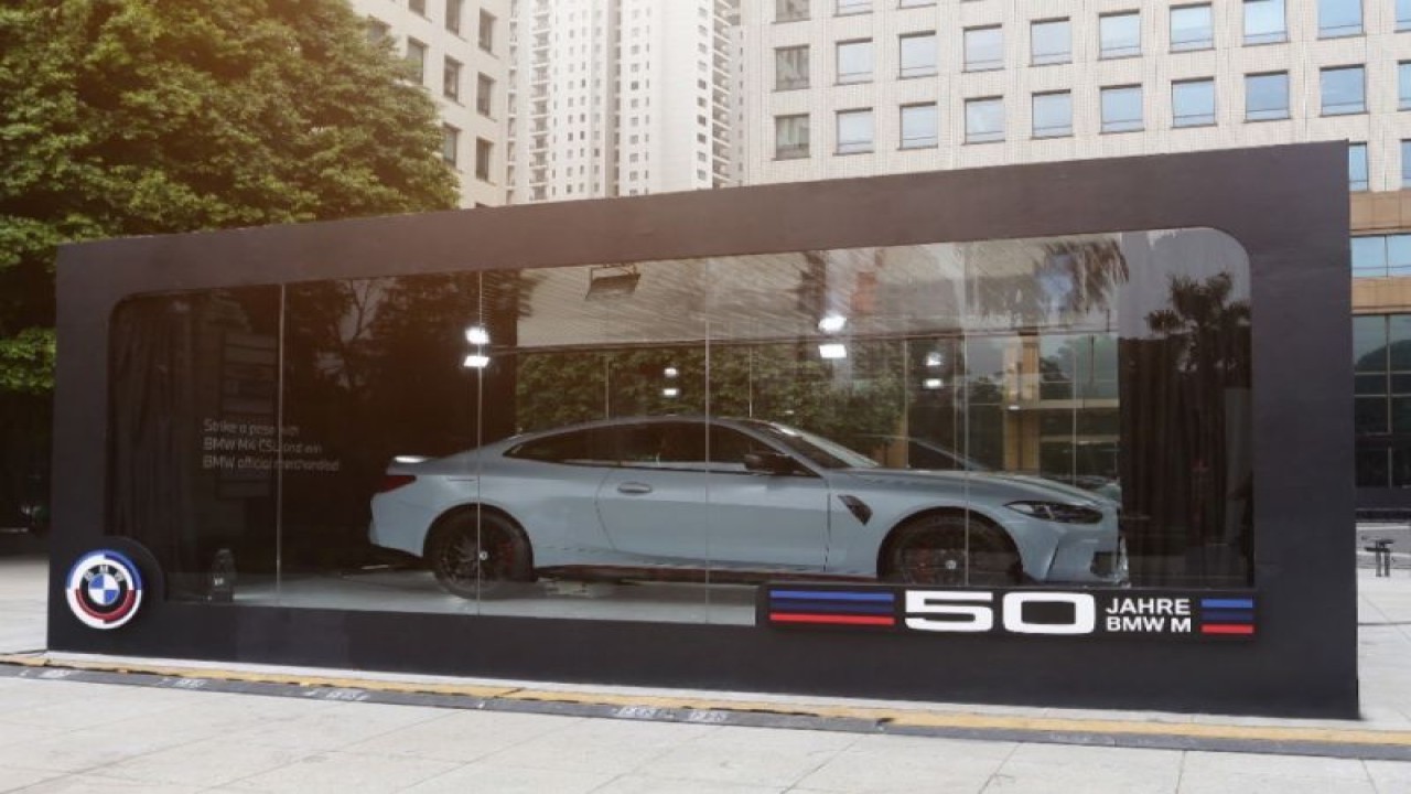 BMW M4 CLS edisi spesial terbatas yang dipamerkan di Plaza Senayan, Jakarta, Jumat (2/12/2022) (ANTARA/Ho/BMW)
