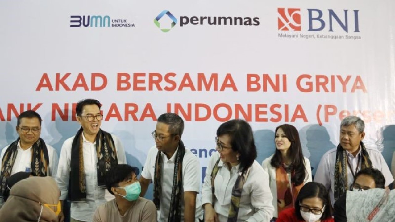 Pemimpin Kantor Wilayah 12 Mahrauza Purnaditya, Direktur Network & Services BNI Ronny Venir, dan Direktur Pemasaran Perumnas Tambok Setyawati dalam Akad KPR Bersama BNI-Perumnas di Gedoeng BNI Jakarta Kota, Rabu (21/12/2022). ANTARA/HO-BNI/pri.