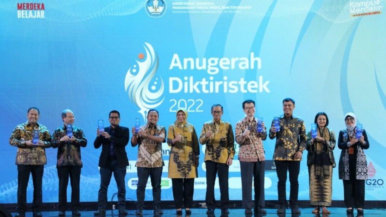 Pelaksana Tugas (Plt) Direktur Jenderal Pendidikan Tinggi, Riset dan Teknologi Kemendikbud Ristek Nizam bersama General Manajer Institutional Banking 2 BNI Efrizal pada ajang Anugerah Dikti Ristek 2022 di Jakarta, Kamis (15/12/2022). (ANTARA/HO-BNI/pri)
