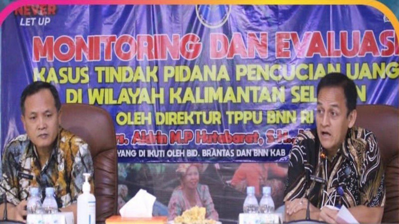 Direktur TPPU Deputi Pemberantasan BNN RI Brigjen Pol Aldrin Hutabarat didampingi Kepala BNNP Kalsel Brigjen Pol Wisnu Andayana. (ANTARA/Firman)