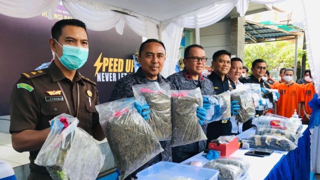 Kepala BNN Provinsi Bali Brigadir Jenderal Polisi Raden Nurhadi Yuwono (ketiga dari kiri) didampingi Kabid Berantas BNNP Bali Putu Agus Arjaya (kedua dari kiri) menunjukkan barang bukti narkotika jenis ganja dan kokain di halaman Kantor BNNP Bali, Denpasar, Rabu (7/12/2022). ANTARA/Rolandus Nampu