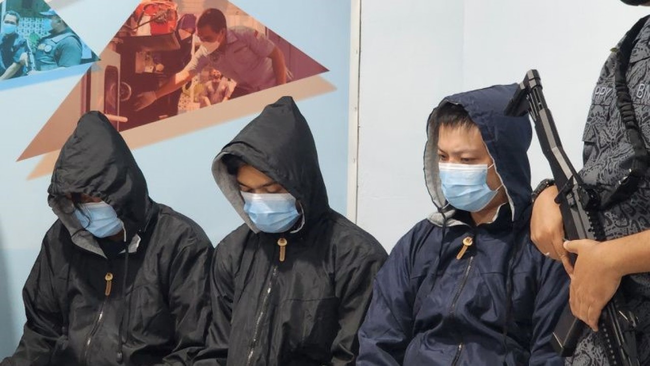 Tiga tersangka peredaran narkoba di tempat hiburan malam di Pemalang dan Pekalongan dihadirkan saat pers rilis di BNN Jateng di Semarang, Senin. (ANTARA/ I.C.Senjaya)