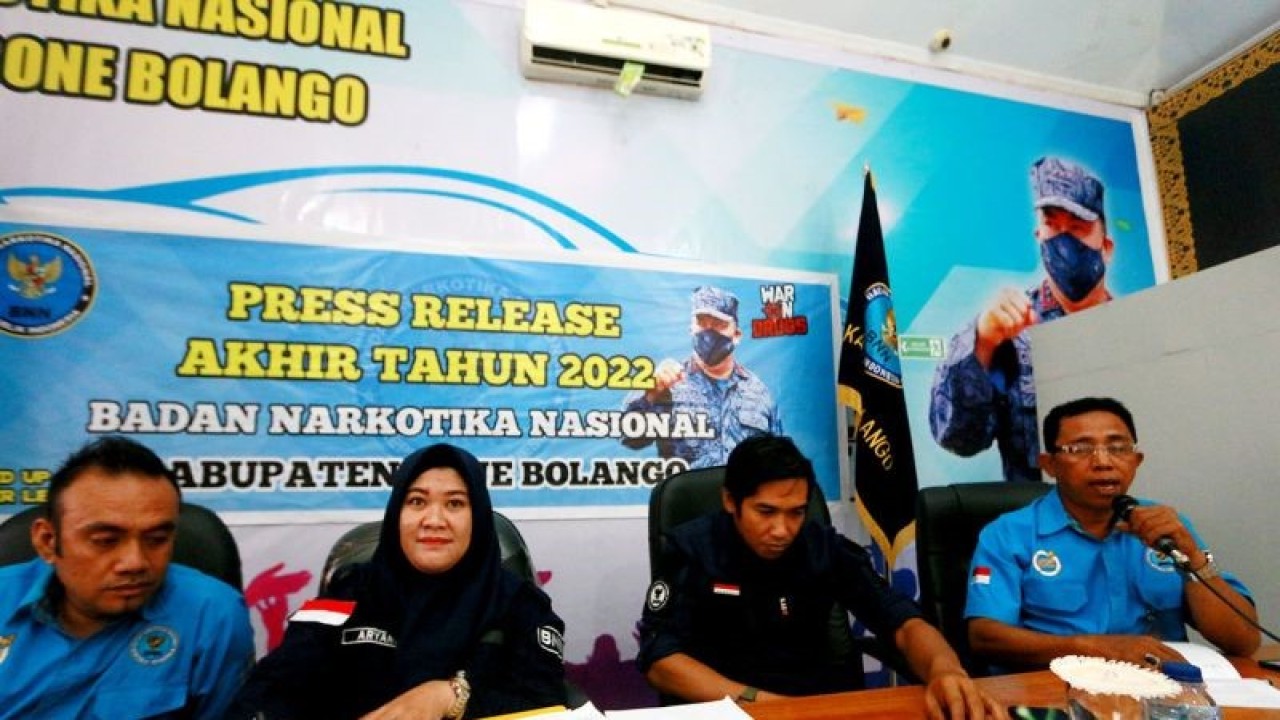 Penanggung Jawab Program Rehabilitasi BNNK Bone Bolango, Herson Giu memberikan keterangan pers kepada wartawan di kantor BNNK Bone Bolango, Gorontalo, Jumat (30/12/2022). ANTARA/Adiwinata Solihin