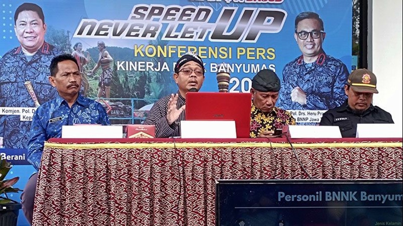 Kepala BNNK Banyumas M Fierza Mucharom (dua dari kiri) menyampaikan paparan dalam konferensi pers akhir tahun di halaman Kantor BNNK Banyumas, Purwokerto, Banyumas, Jumat (30/12/2022). ANTARA/Sumarwoto