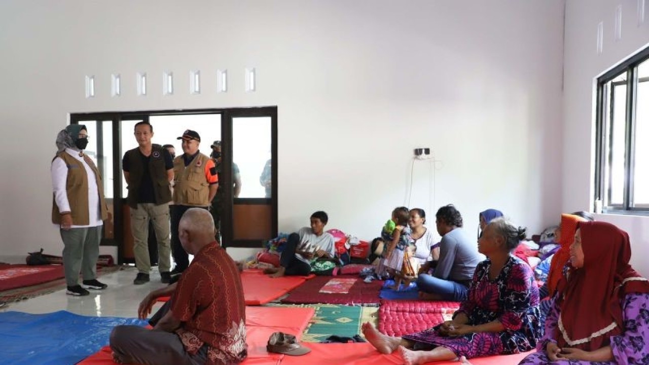 Deputi Bidang Pencegahan BNPB Prasinta Dewi (baju putih dengan rompi cokelat) mengunjungi salah satu posko pengungsian bencana di Gedung Serbaguna Desa Penanggal, Kecamatan Candipuro, Kabupaten Lumajang, Jawa Timur, Rabu (7/12). (ANTARA/HO-BNPB)