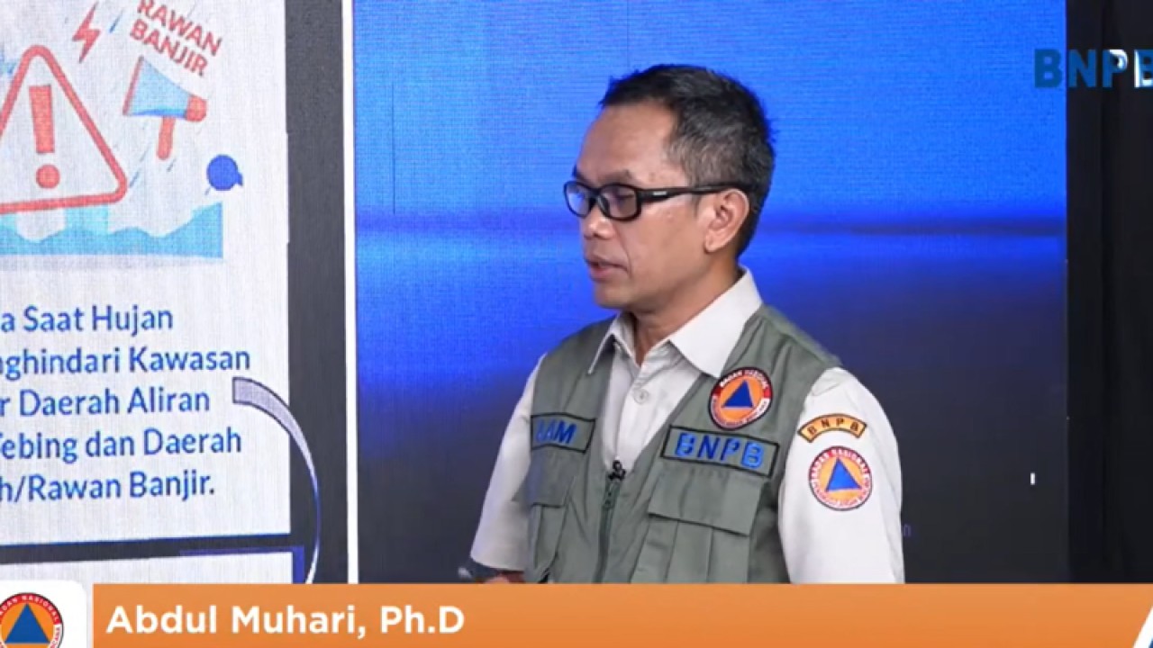 Tangkapan layar - Pelaksana tugas Kepala Pusat Data dan Informasi Kebencanaan BNPB Abdul Muhari dalam acara daring Disaster Briefing di Jakarta, Senin, (26/12/2022). (Antara/Youtube BNPB)