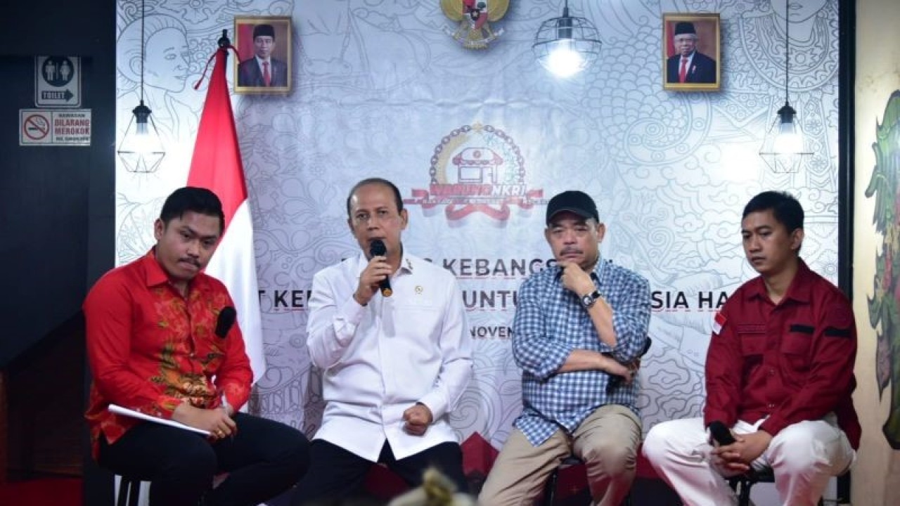 Kepala BNPT Komjen Pol Boy Rafli Amar (kemeja putih) berdialog dengan pemuda saat peresmian WARUNG NKRI di Jakarta, Senin, (26/11/2022). (ANTARA/HO-Humas BNPT).