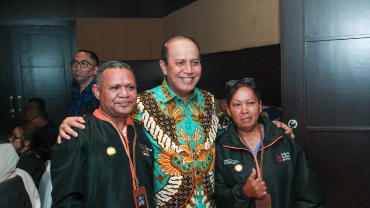 Kepala Badan Nasional Penanggulangan Terorisme, Komisaris Jenderal Polisi Boy Rafli Amar (tengah), berfoto bersama sahabat saksi dan korban di Jakarta, Kamis, (22/12/2022). ANTARA/HO-Humas BNPT